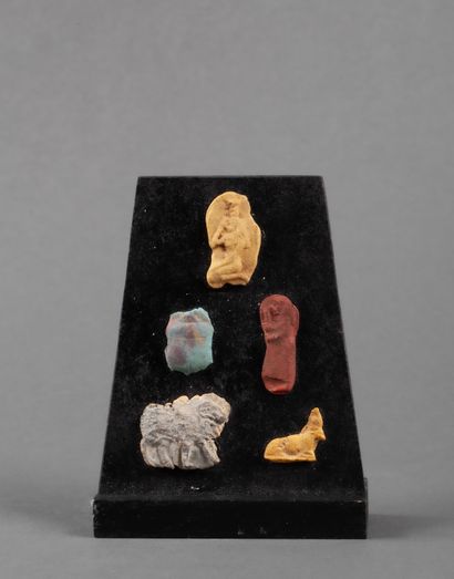 Ensemble de 5 amulettes plaquettes en pâte...