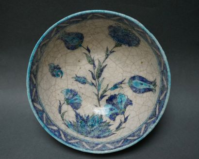 
Bol à glaçure blanche et bleue décoré de...