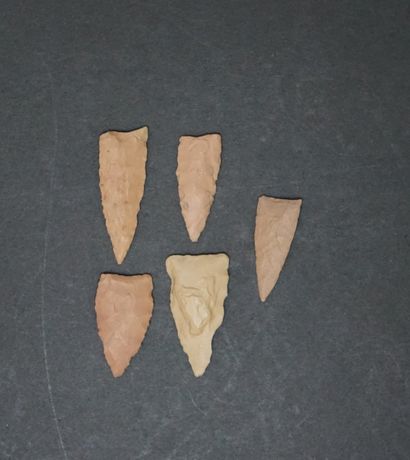 Set of five Neolithic blonde flint arrowheads...