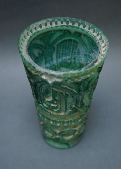 Grande coupe en verre travaillé verdâtre,...