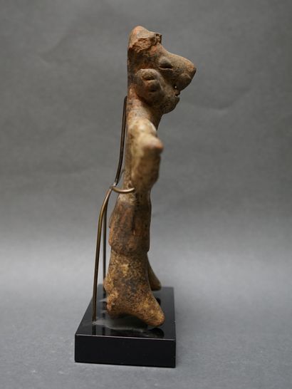 Statue présentant une femme debout portant...
