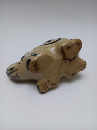 Chinese porcelain water pipe in the shape...