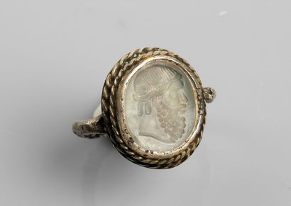Bague comportant une intaille avec un très...