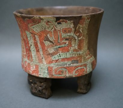 Vase cérémoniel tripode en céramique, peint...