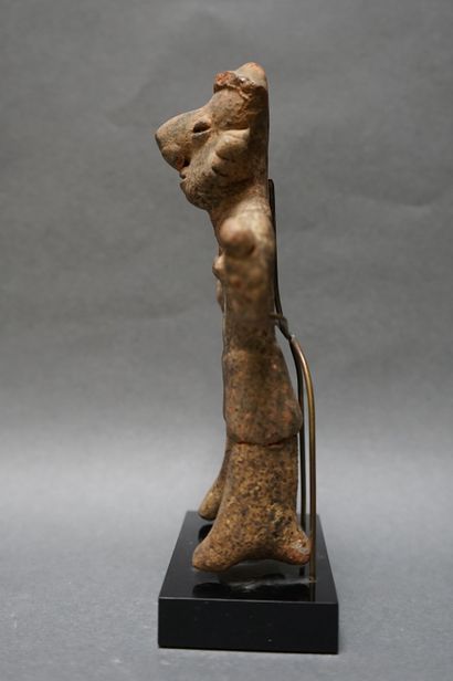 Statue présentant une femme debout portant...