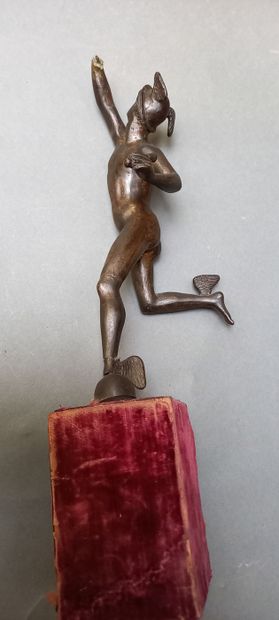Un Hermès en bronze à patine brune, main...