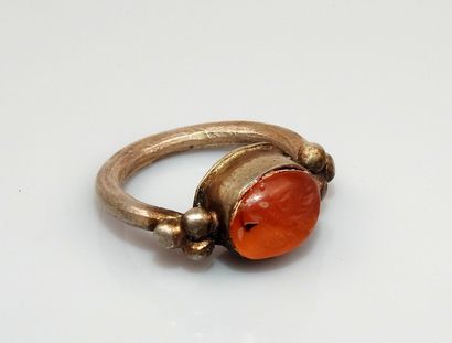 Bague à décor d’intaille représentant un...