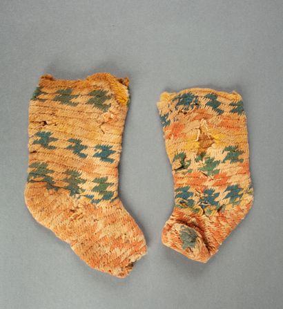 Paire de chaussons en laine brodés de figures...