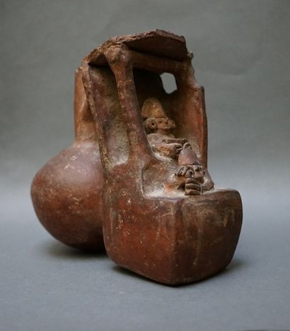 Vase à étrier en terre cuite brune avec traces...