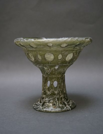 Coupe en verre brun verdâtre réticulé appelé...