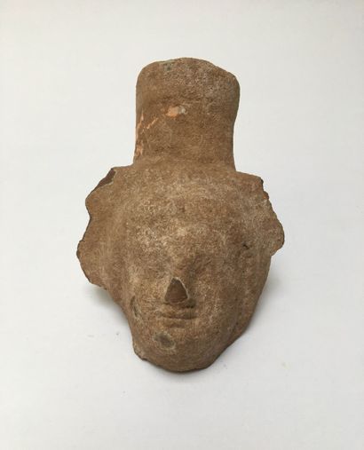 Goulot anthropomorphe d'une cruche. Terre...
