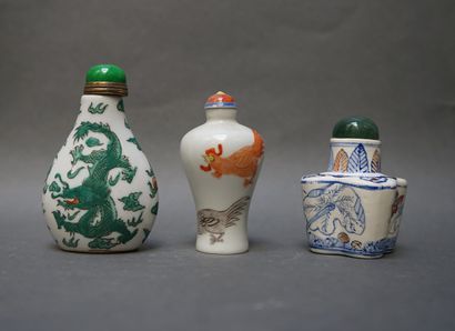 Lot of twelve decorated snuffboxes in porcelain...