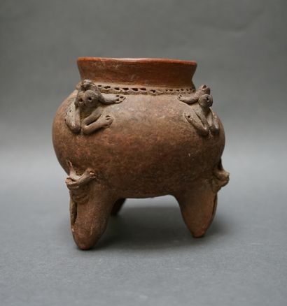 Vase à grelots en terre cuite brune. Il porte...