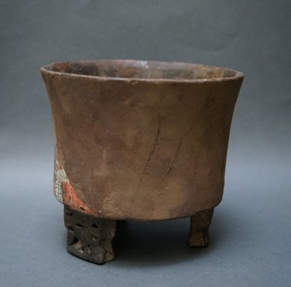 Vase cérémoniel tripode en céramique, peint...