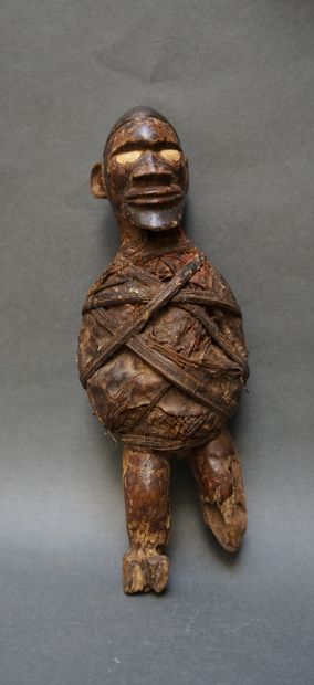 Fétiche revêtu d'un tissu. Côte d'Ivoire....