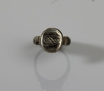 Bague comportant un décor géométrique sur...