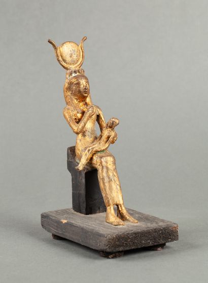 Statuette dorée représentant Isis allaitant...