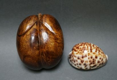 Lot composé d'un simulacre de coco fesse...