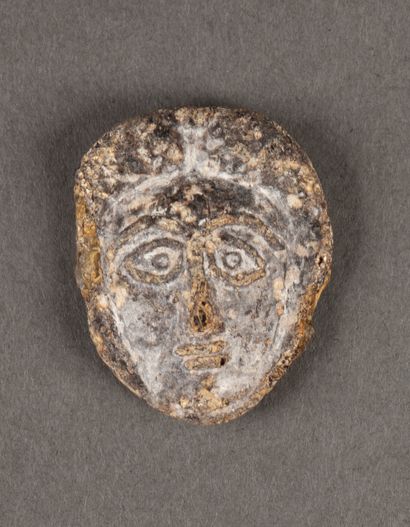 Mascaron en pâte de verre grise représentant...