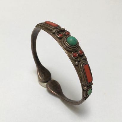 Silver metal bracelet set with turquoise...