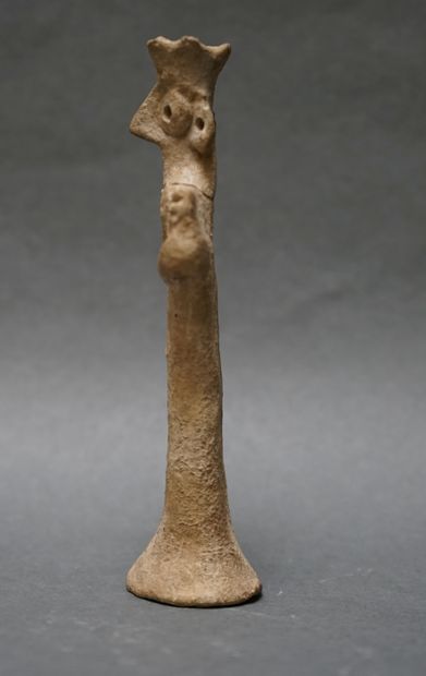 Idole votive en terre cuite beige. 1er siècle...