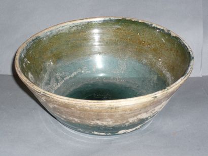 Coupe en verre de couleur à patine terreuse....