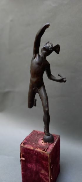 Un Hermès en bronze à patine brune, main...