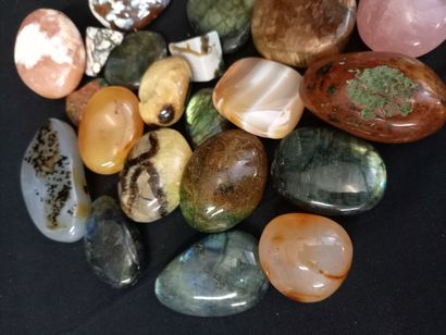 
Lot of pebble litho-therapy with :

Labradorite,...