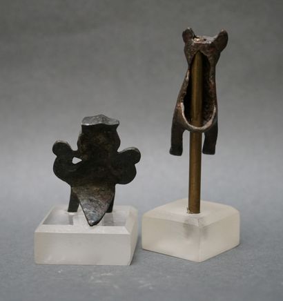 
Deux pieds de coffre en bronze, l'un en...