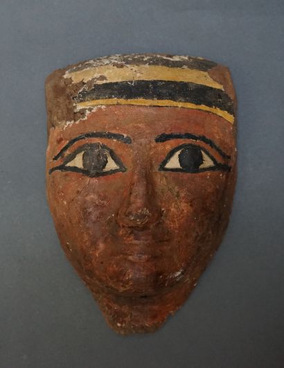 Masque de sarcophage en bois stuqué et peint...