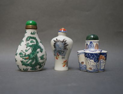 Lot of twelve decorated snuffboxes in porcelain...