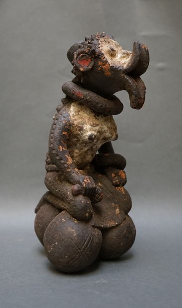 Fétiche Mambila en terre cuite peinte polychrome....