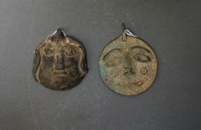 
Deux amulettes lunaires en bronze, Iran,...