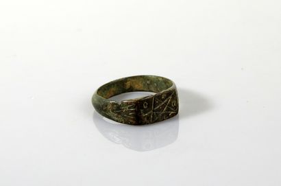 Bague magique à décor d’un pentagramme. Bronze....