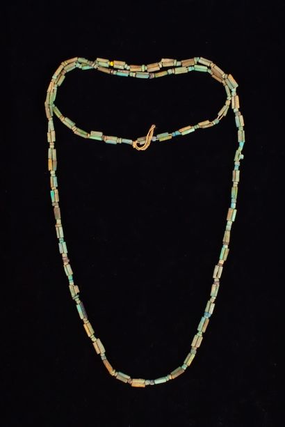 Collier de momie en email frite verte.

Egypte...
