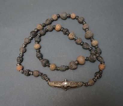 Sautoir composé de perles fusaïoles en terre...