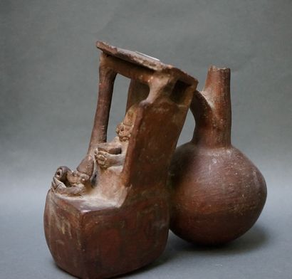 Vase à étrier en terre cuite brune avec traces...
