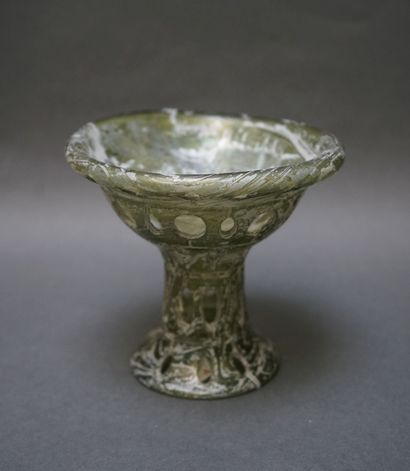 Coupe en verre brun verdâtre réticulé appelé...