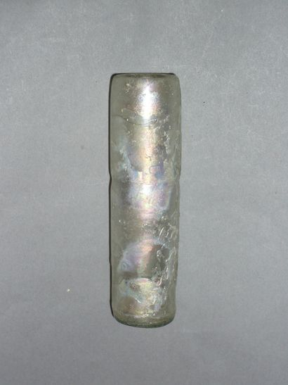 Vase tubulaire en verre irisée. Début de...