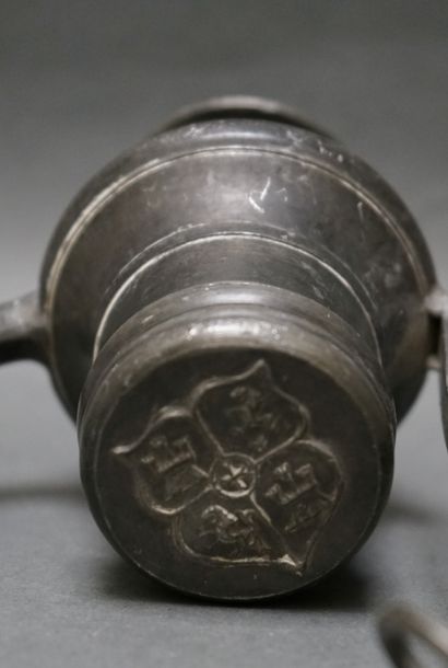 Pot à suspension aux armoiries. Etain avec...