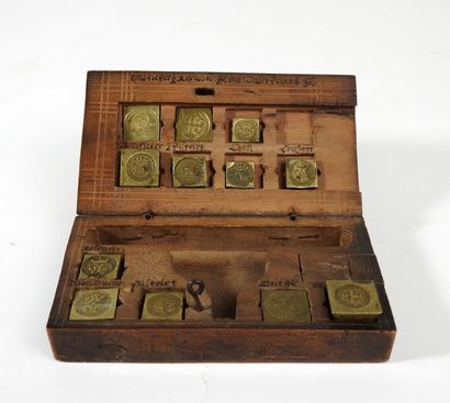 Boîte de changeur comprenant 12 poids monétaires.

Boîte...