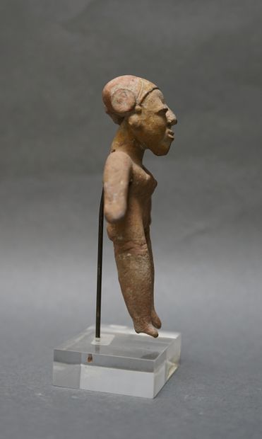 Figurine féminine debout en terre cuite beige....