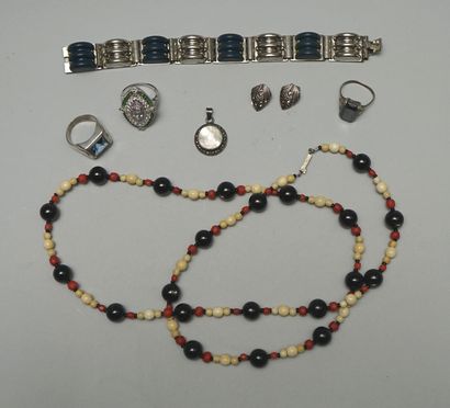 SET composed of a long necklace made of coral...