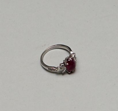 18k (750/°°) white gold ring set with a pink...