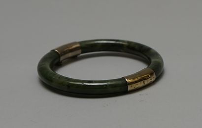 BRACELET en jade vert épinard, ouvrant, charnière...