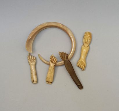Ensemble composé de 4 pendentifs 