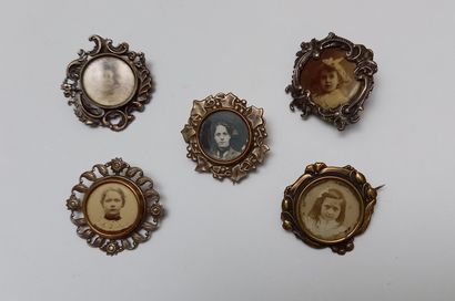 ENSEMBLE composé de 57 petites broches porte-photos...