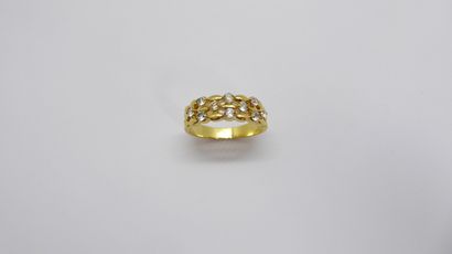 RING in 18K (750/°°) yellow gold, caviar...
