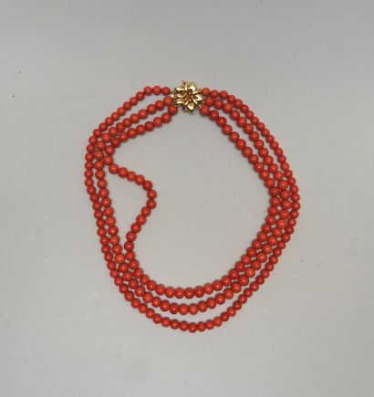 NECKLACE made of 3 rows of almost round smooth...