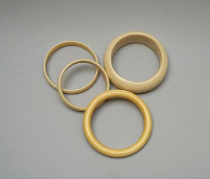 ENSEMBLE composé de quatre bracelets jonc,...